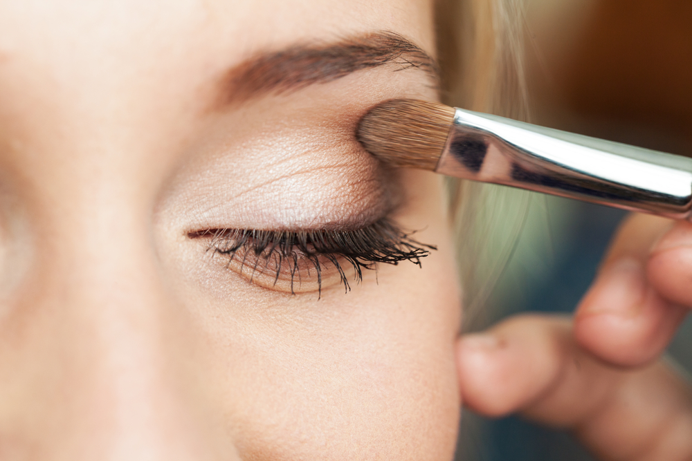 4 Expert Tips For Dealing With Oily Eyelids featured image