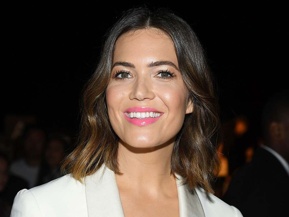 Mandy Moore Relies on a Galvanic Facial Before the Red Carpet featured image