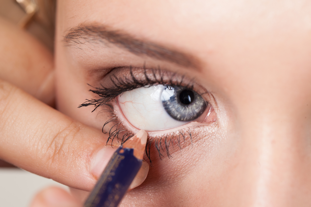 Droop Mængde af Havanemone The Surprising Eye Makeup That Could be Giving You Wrinkles - NewBeauty