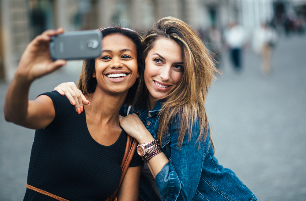 Derms Debate: Do Selfies Really Give You Wrinkles? featured image