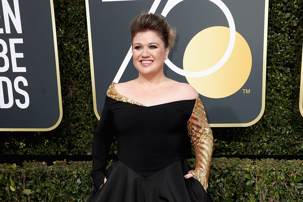 Kelly Clarkson’s Golden Globes Prep Includes a Hilarious Sheet Mask featured image
