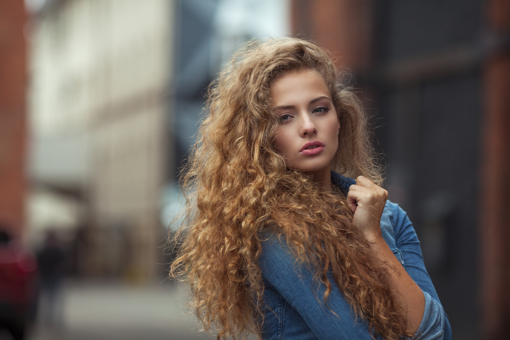 The Real Reason Your Hair Keeps Getting Frizzy (No Matter How Many Serums You’ve Tried) featured image