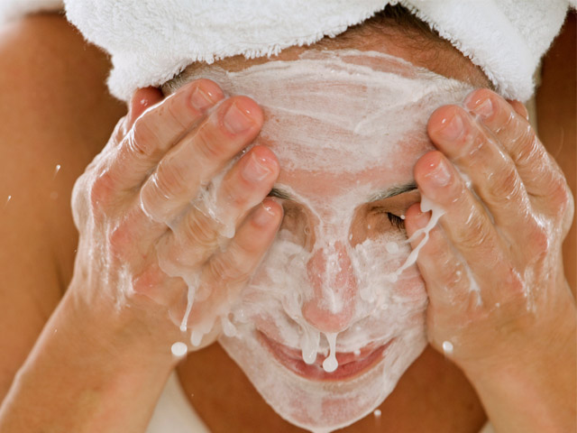 The Skin-Care Experts Weigh In: Is It Okay To Wash Your Face With Your Hands? featured image