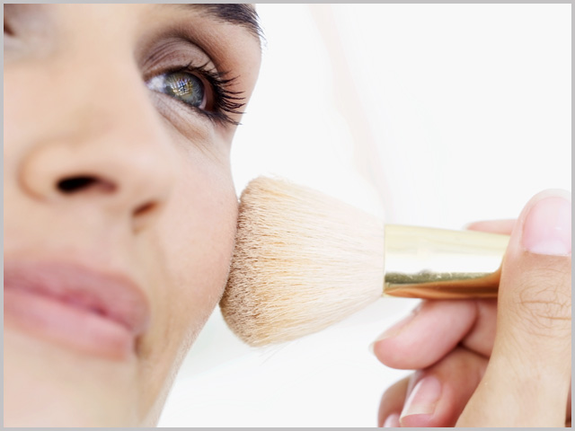 Ask An Expert: Can Wearing Makeup Age You? featured image