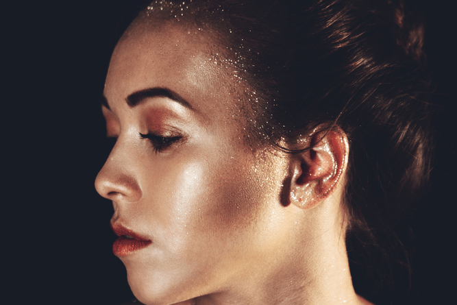 A Super Compelling Reason Why You Might Want to Stop Using Glitter Makeup featured image