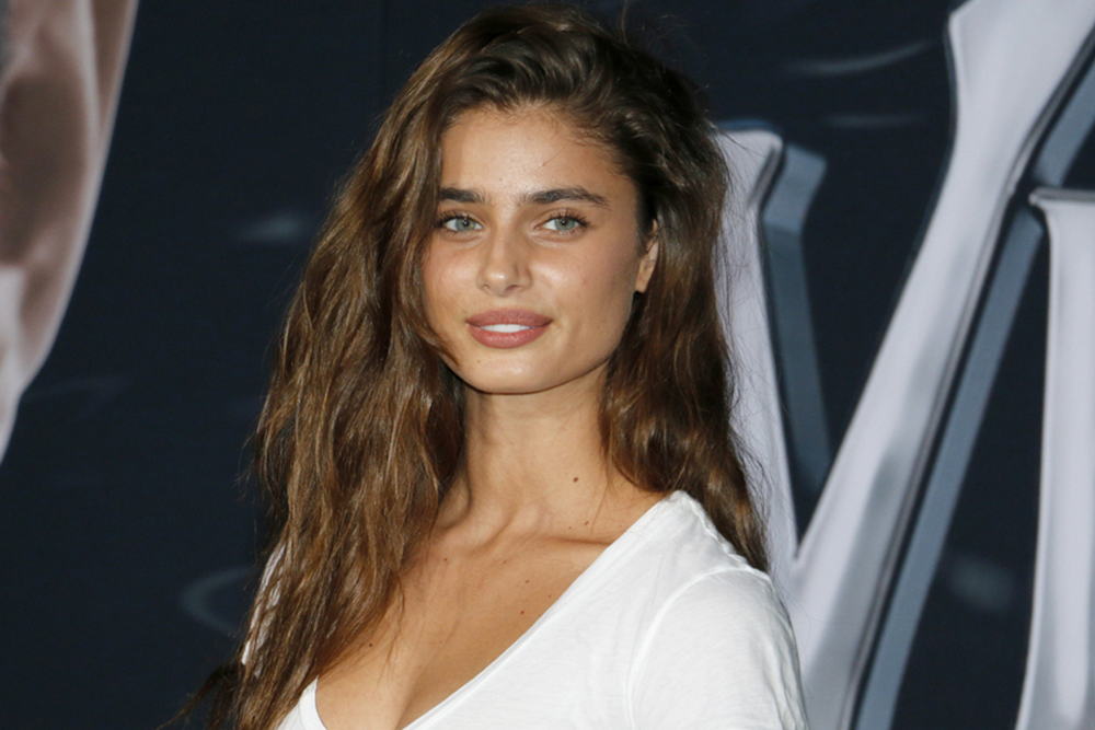 This Victoria’s Secret Angel Is Showing Off Her Bare Skin With Pimples featured image