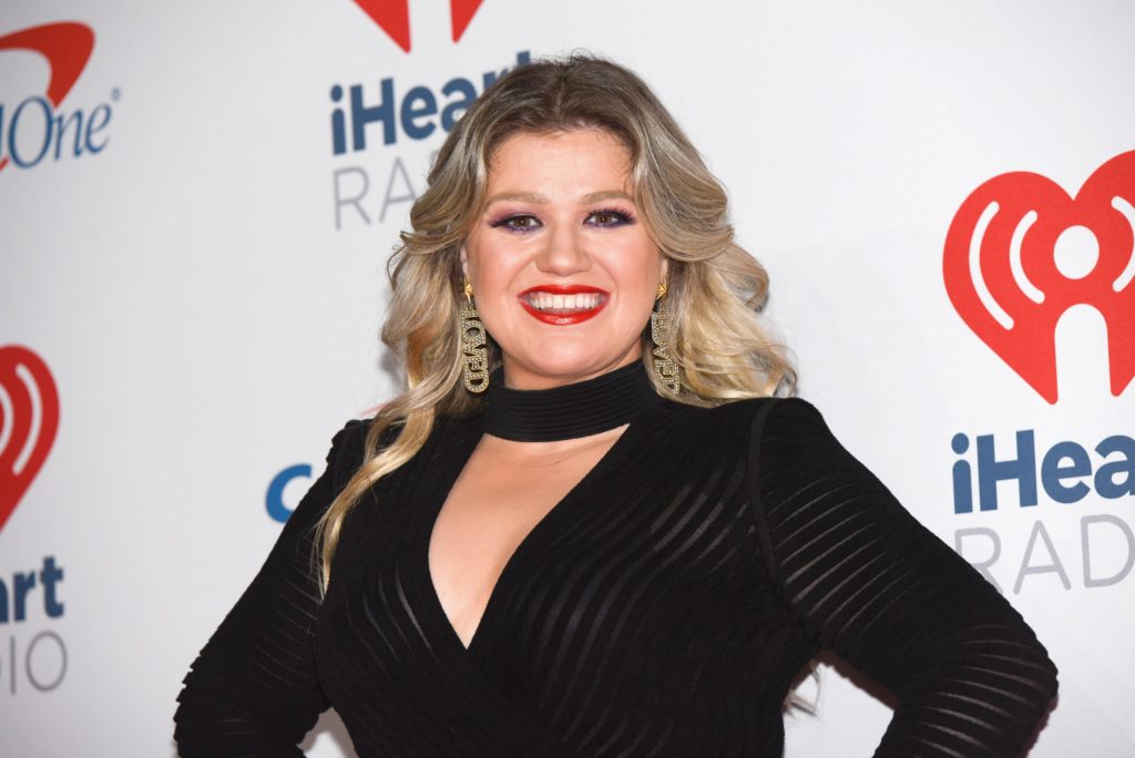 Kelly Clarkson’s Makeup-Free Selfie Is the Realest Thing to Hit the Internet in a Long Time featured image
