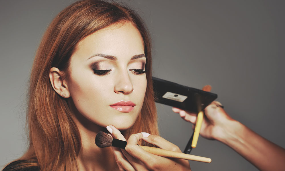 9 Makeup Tricks That Slim Your Face Instantly featured image