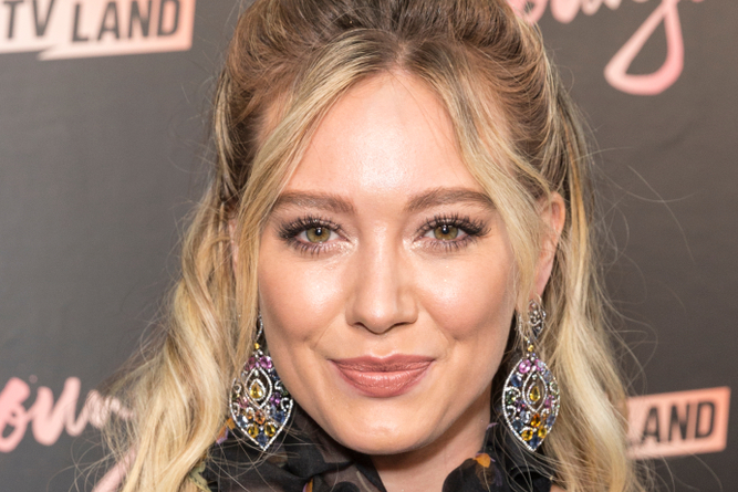 Hilary Duff Sips on This Supplement Before Bed to Wind Down featured image