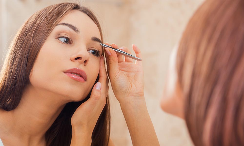 7 Eyebrow Mistakes Every Woman Makes According to Makeup Artists featured image