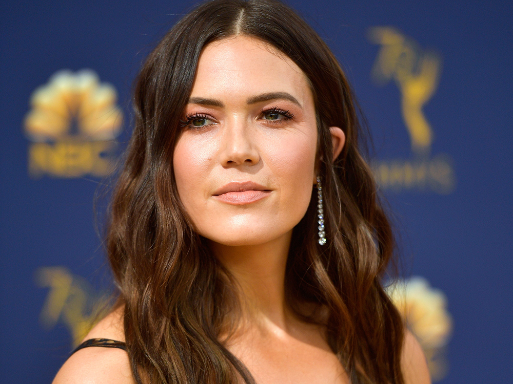 How Mandy Moore’s Hairstylist Creates Those Signature ‘Cool Girl’ Waves featured image