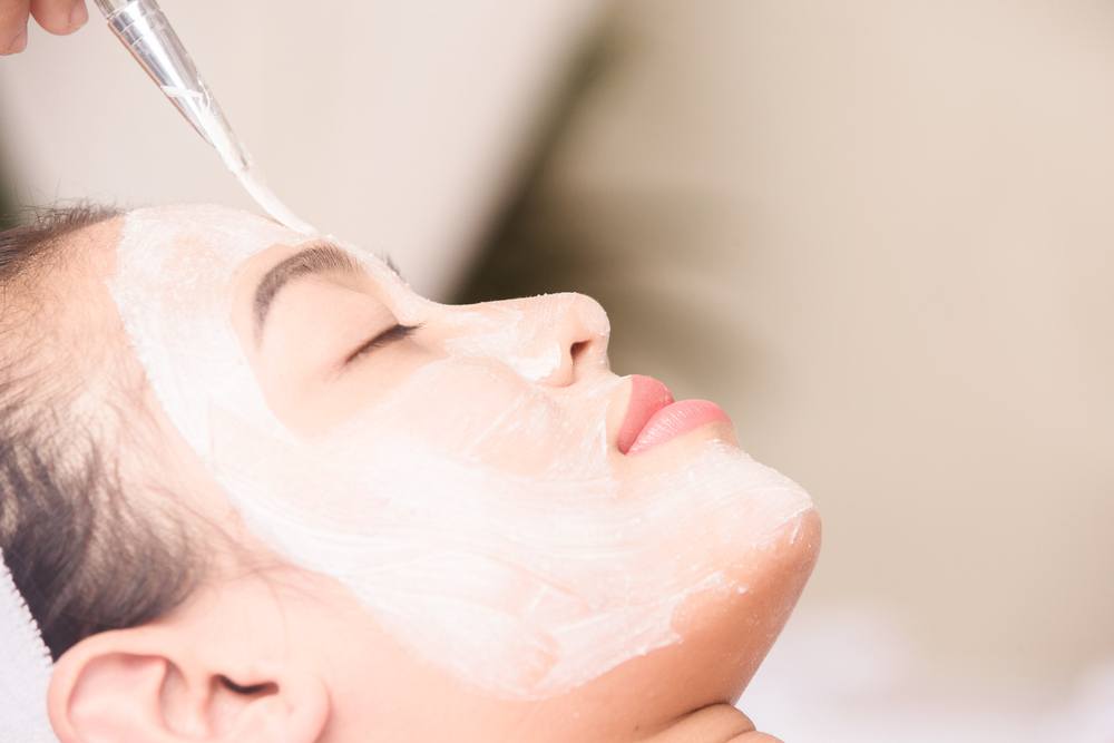 Retinol Peels Are the Super Potent Anti-Aging Treatment That’s Trending Now featured image