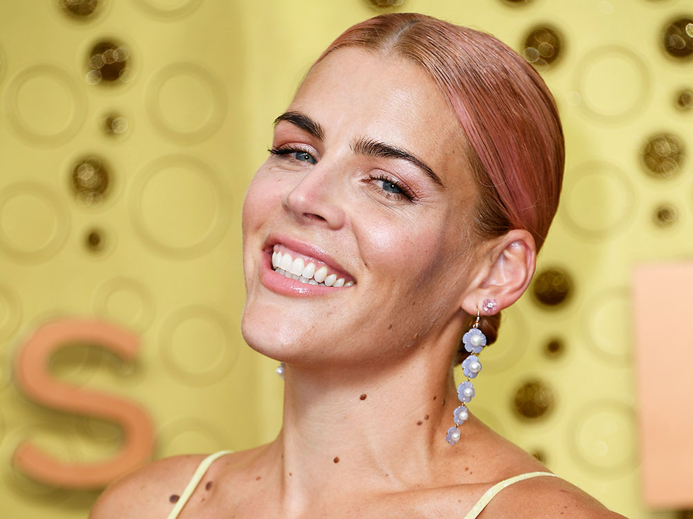Busy Philipps Didn’t Wear Foundation to the Emmys But She Did Wear This Clean Cream Blush featured image