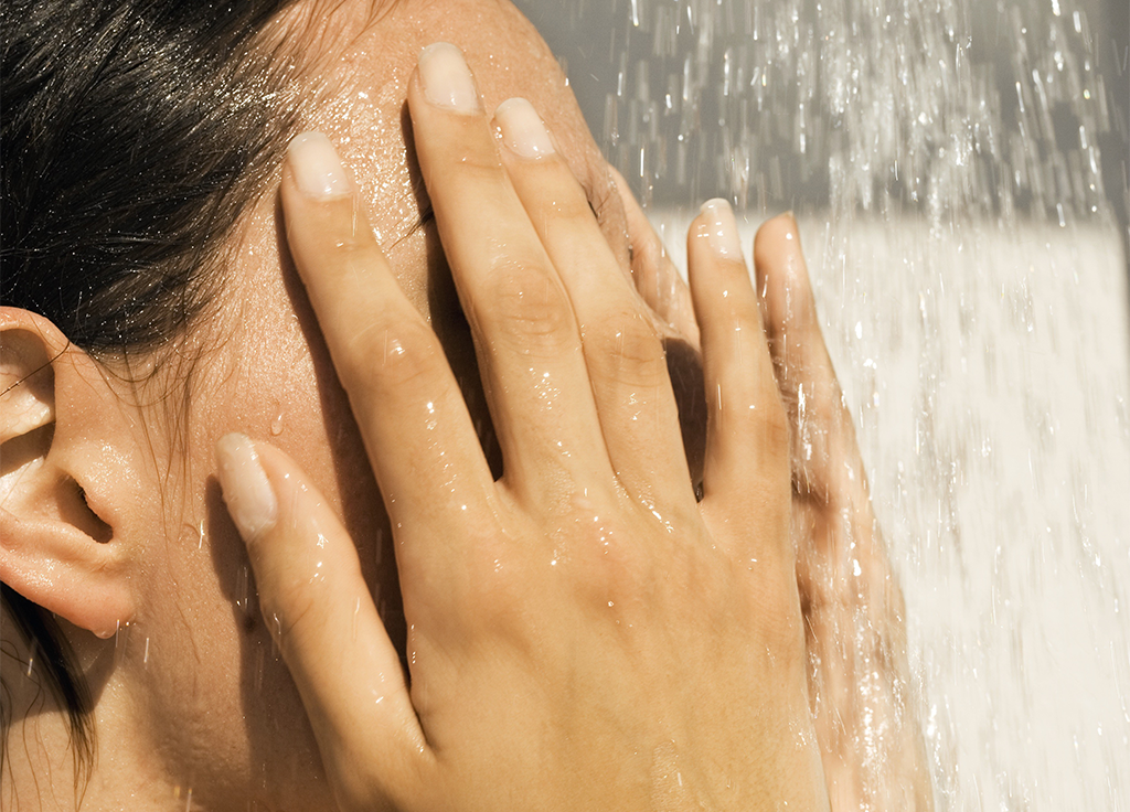 Here’s What Derms Want You To Know About The Rise of “Dead Skin Cleansers” featured image