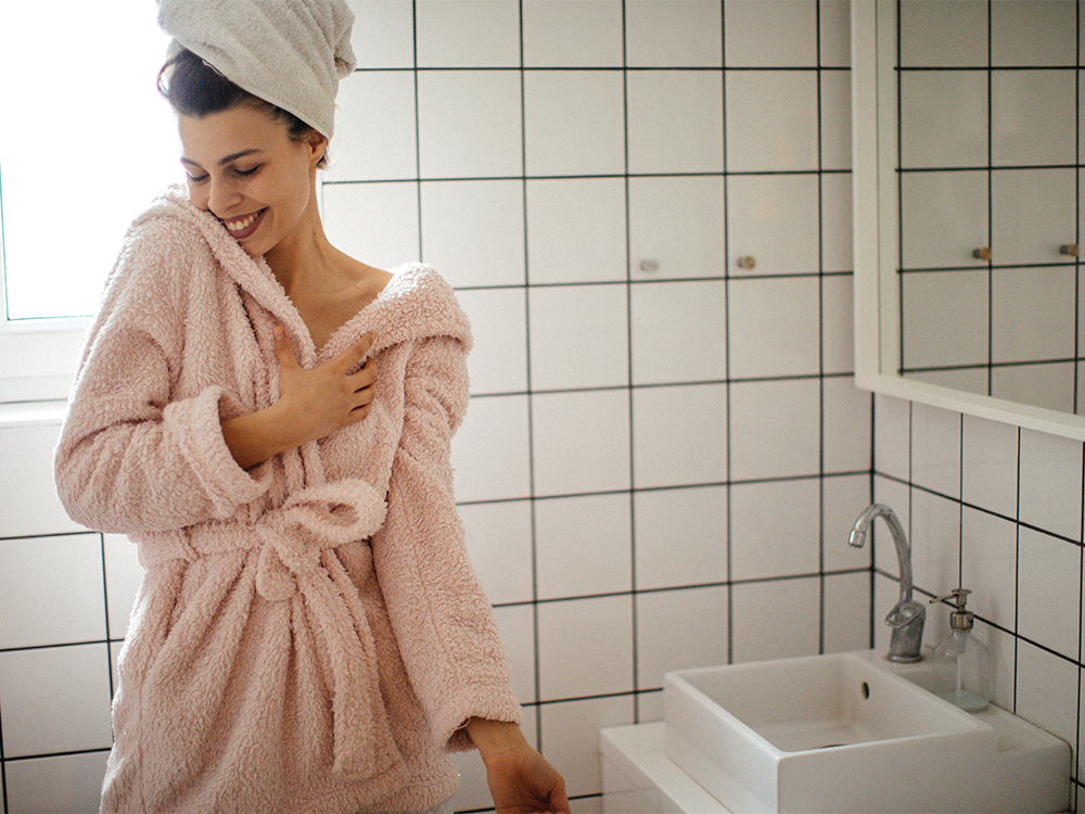 Over 50 Derms Agree: Doing This 2 Minutes After Showering Will Boost Your Skin’s Health featured image