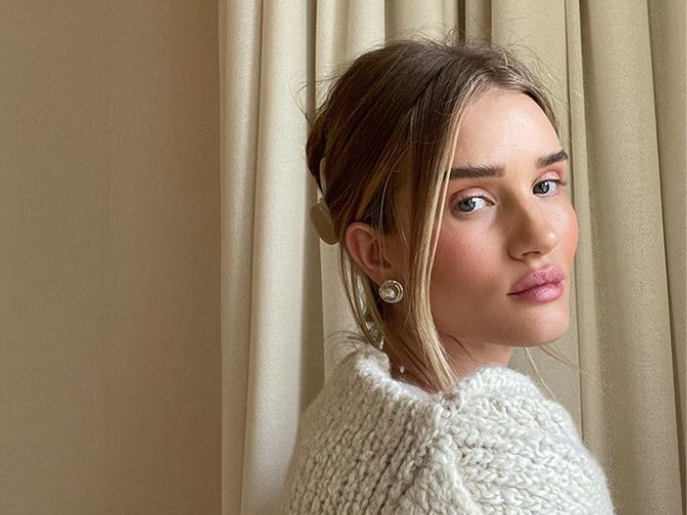 Rosie Huntington-Whiteley Credits These 5 Exfoliators for Her Acne-Free Skin featured image