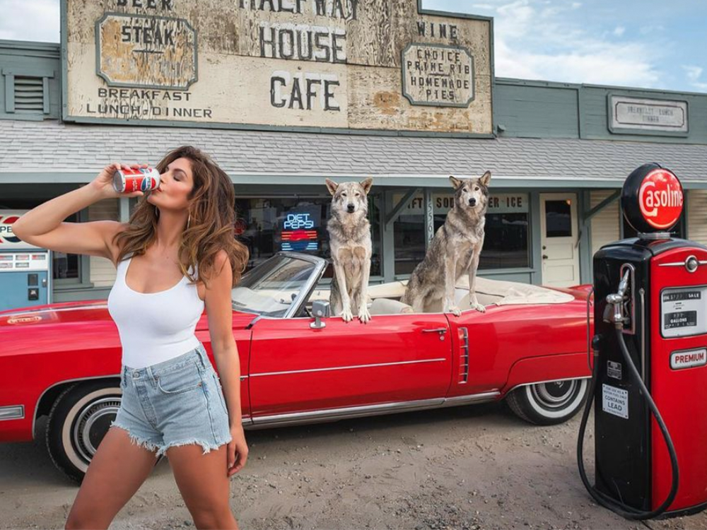 Cindy Crawford Recreated Her Iconic Pepsi Ad From 1992—And She Looks Just As Good Now featured image