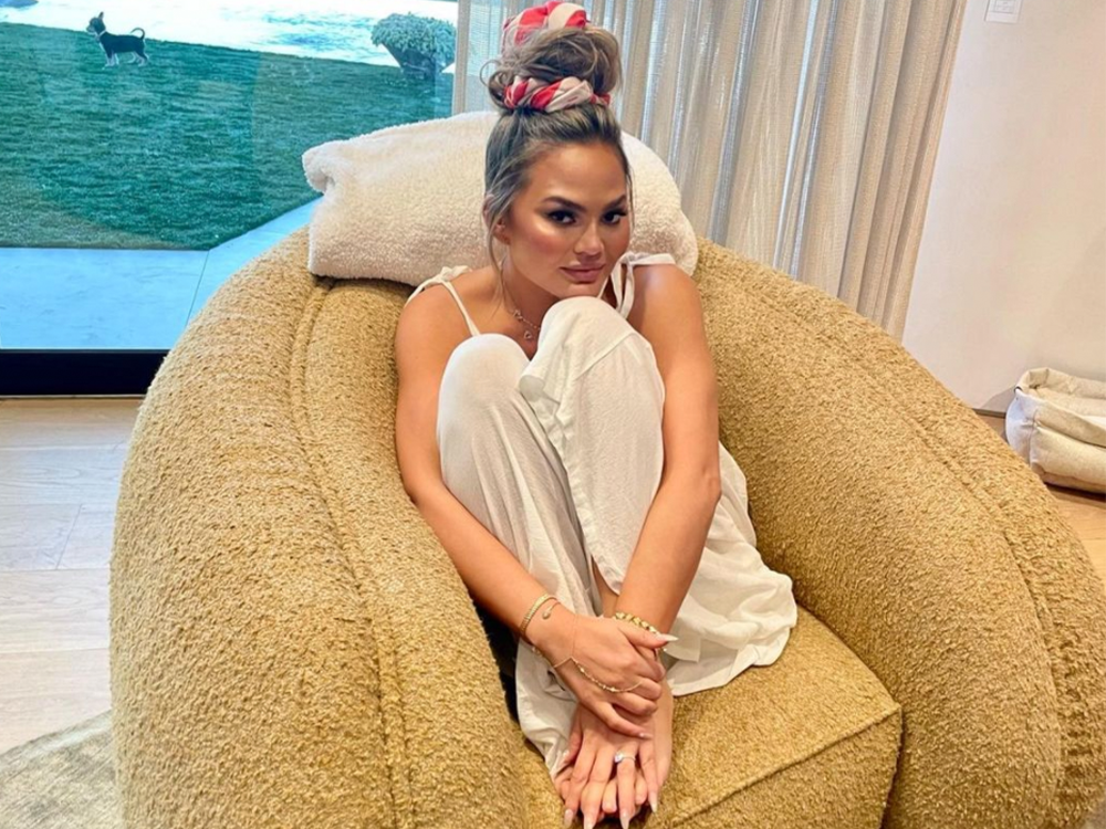 Chrissy Teigen’s Half-Done Glam Showcases the Power of Makeup featured image