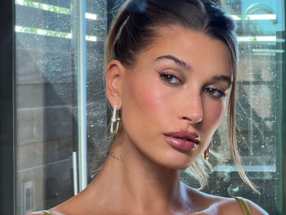 How to Nail Hailey Bieber’s ‘Brownie Glazed’ Lips featured image