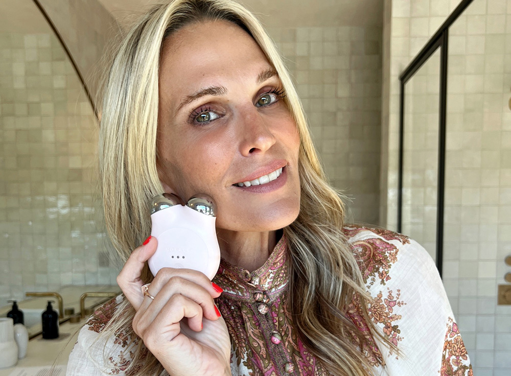 Molly Sims Says This New Microcurrent Device Really Makes a Difference in the Tightness of Her Skin featured image