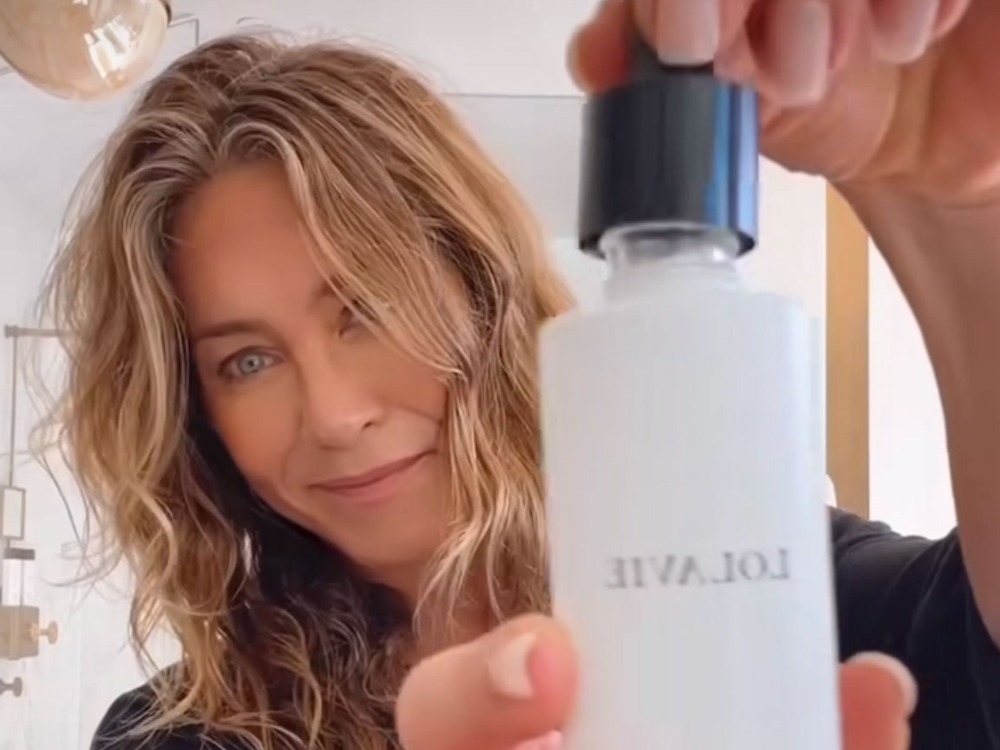 Jennifer Aniston Shows Off Her Stunning, Makeup-Free Skin featured image