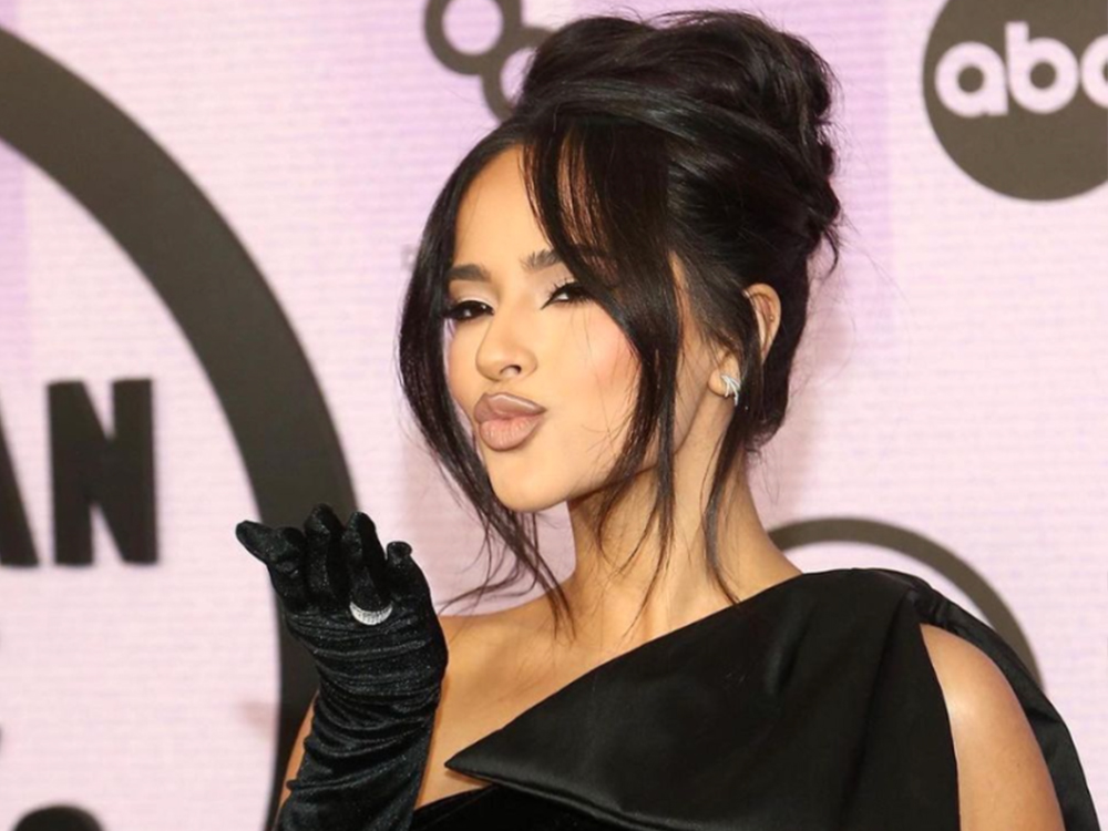 The Details Behind Becky G’s Faux Curtain Bangs at the American Music Awards featured image