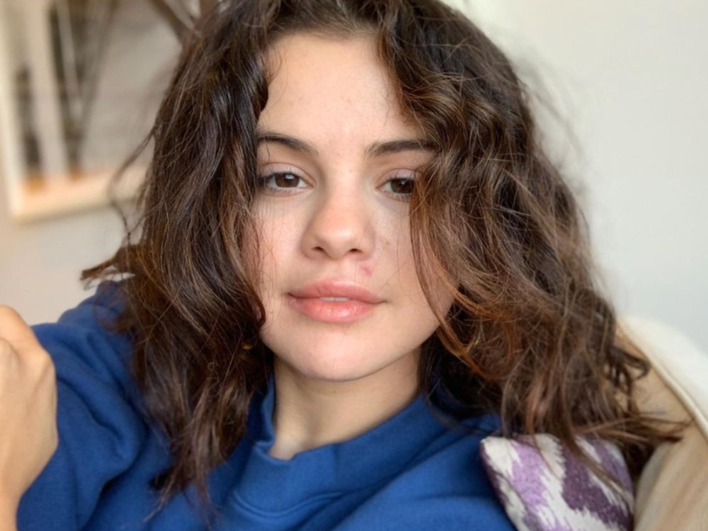 , Selena Gomez Shows Off Her Natural Beauty in Makeup-Free Selfie