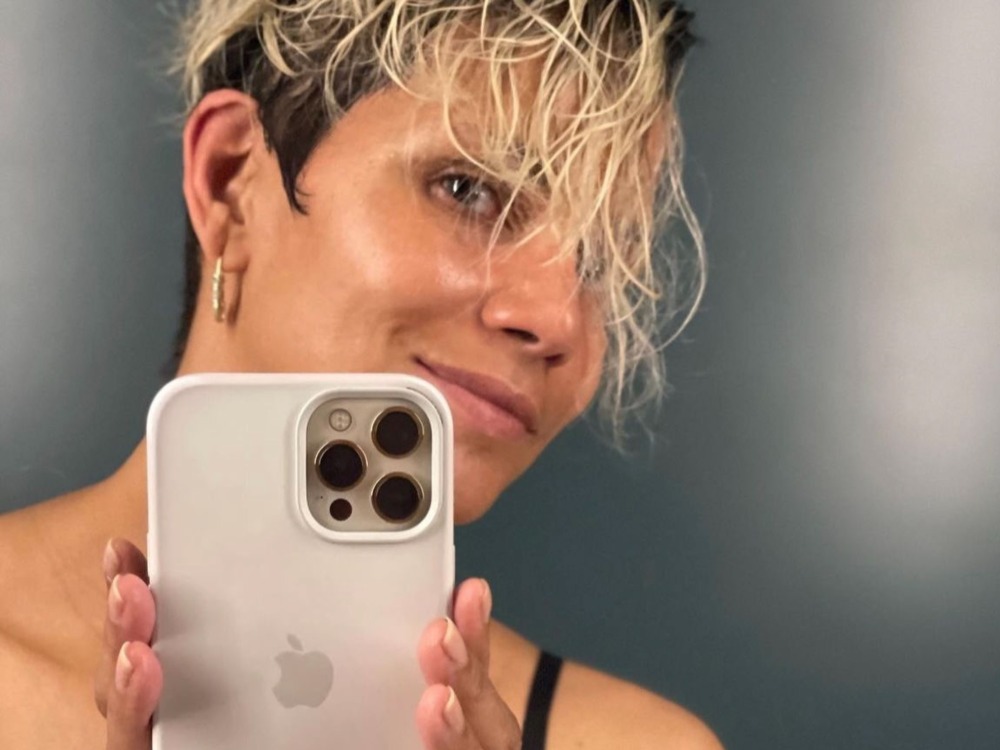 Halle Berry’s Instagram Mirror Selfie Shows Off Her Natural Beauty featured image