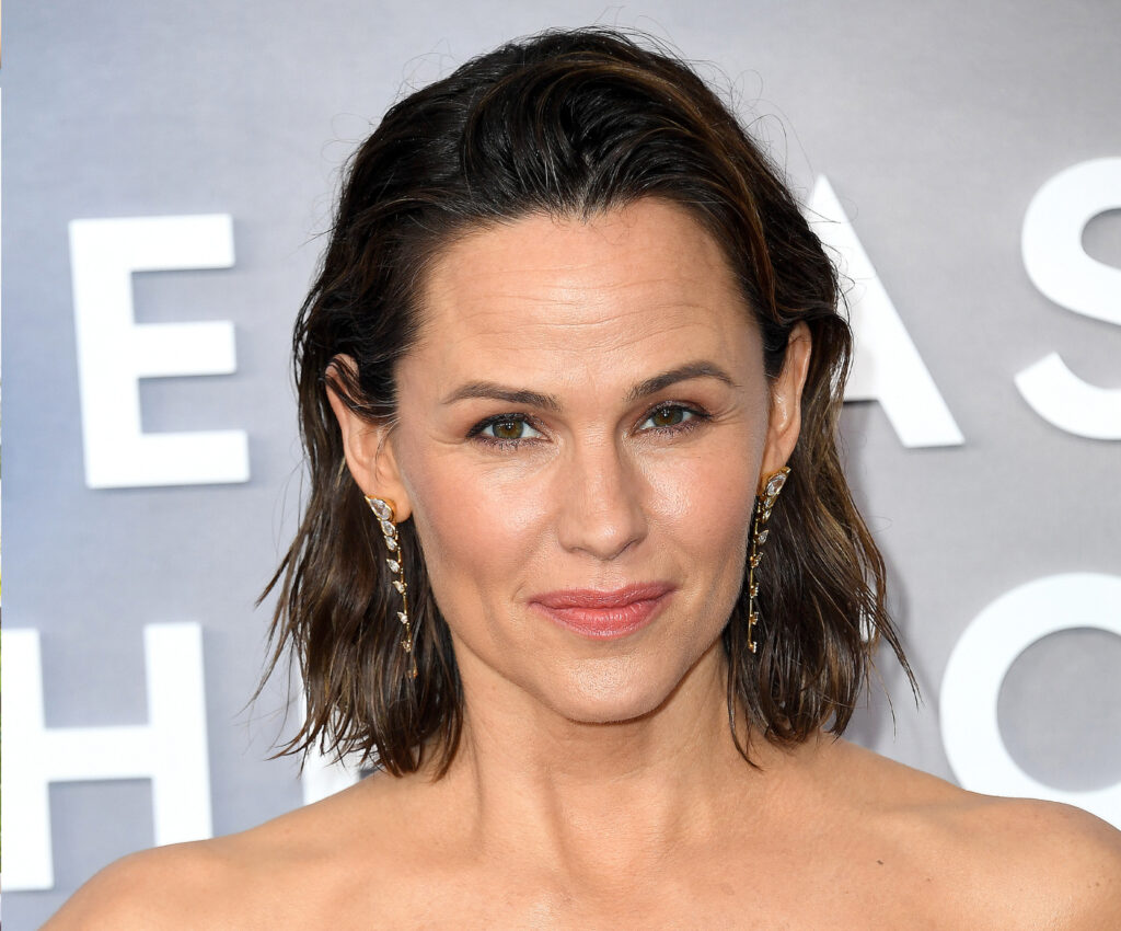 Jennifer Garner Loves These Exfoliating Pads For Smoother Skin featured image