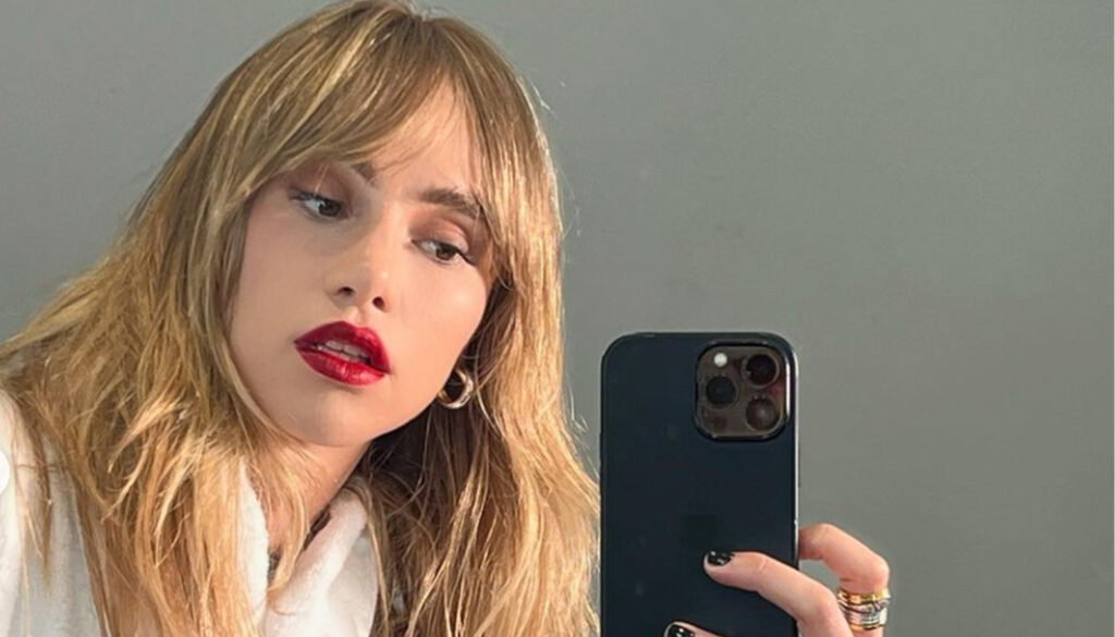Suki Waterhouse Says This Is the “Perfect Red Lip” featured image