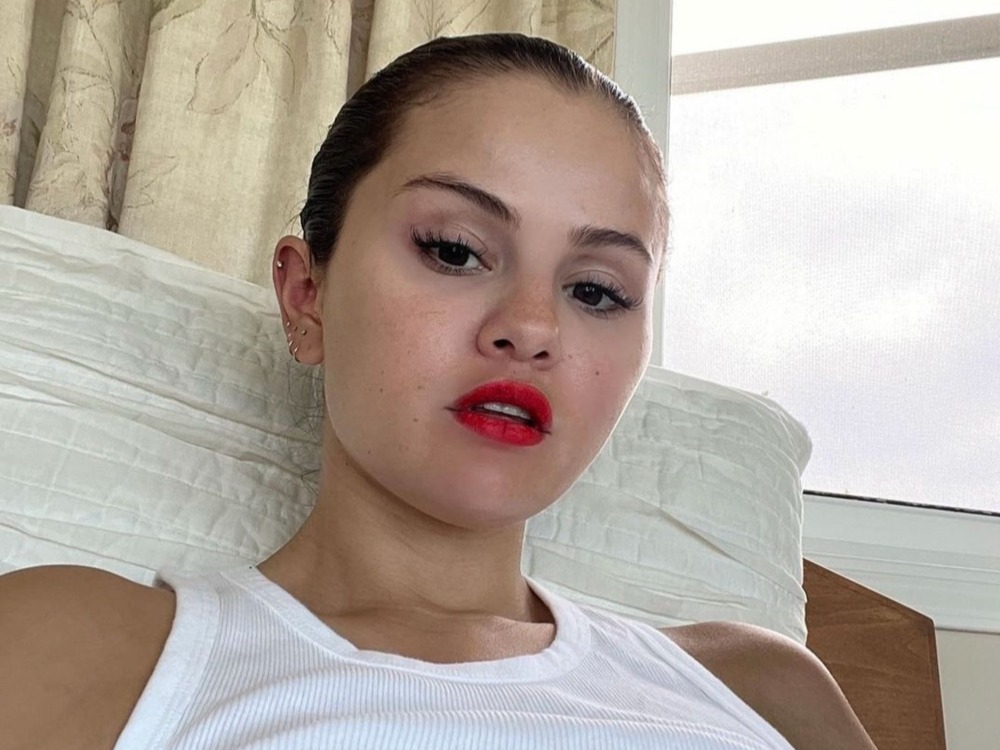 Selena Gomez’s Contour Hack Might Be the Trick of the Summer featured image