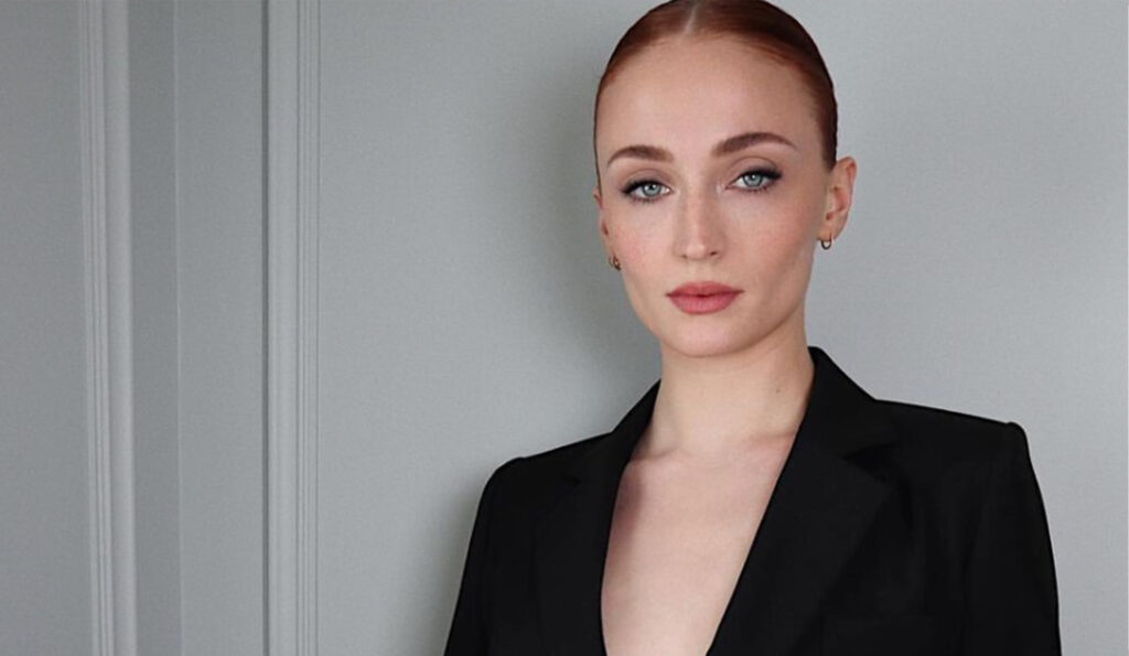 The Funny Way Sophie Turner Applies Lip Balm featured image