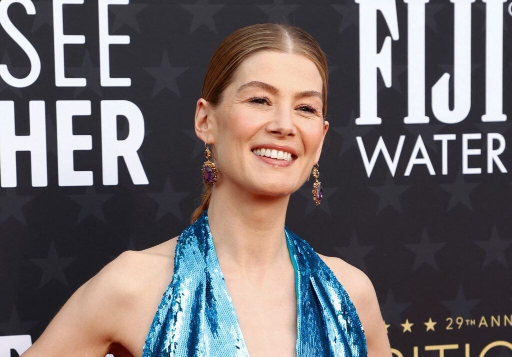 Rosamund Pike’s $845 Skin-Care Routine Is Giving ‘Saltburn’ in the Best Way featured image