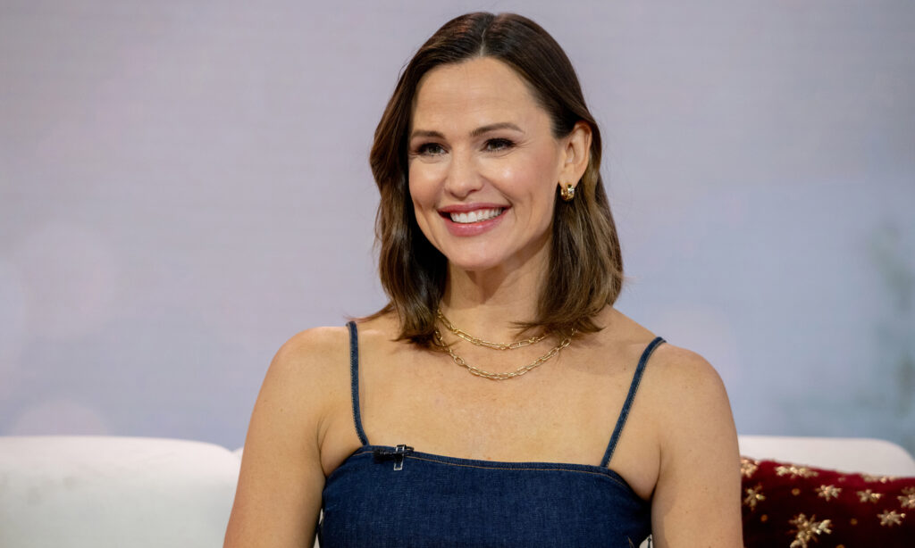 Jennifer Garner Shares Her Version of Skin Cycling for Dewy, Plump Skin at 51 Years Old featured image