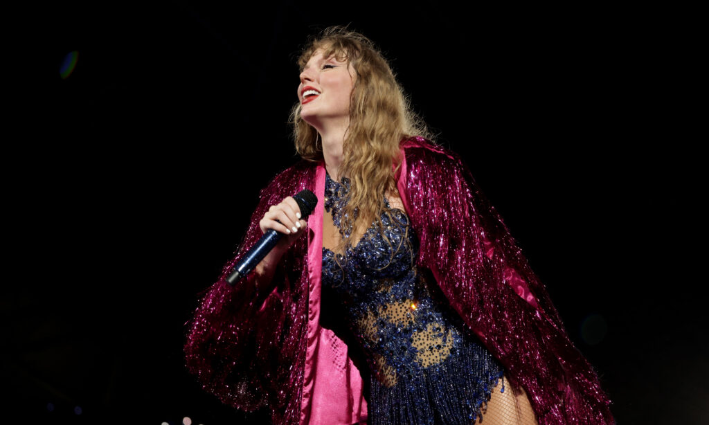 Taylor Swift’s Hair Returns to ‘Factory Settings’ at Singapore Show featured image