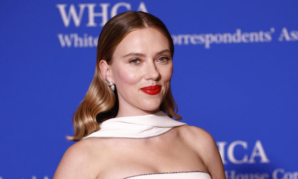 14 Products Scarlett Johansson Uses for Her Everyday Look featured image